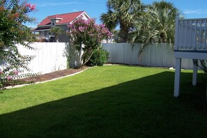 Property grounds - Family and pet friendly and a short walk to the beach. (North Myrtle Beach)