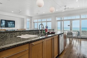 Kylskåp, mikrovågsugn, ugn och spishäll