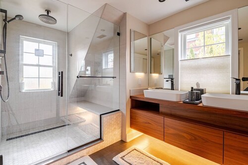 Remodeled, Updated, Perfect Location Next to Downtown/PSU!