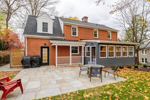 Outdoor dining - Remodeled, Updated, Perfect Location Next to Downtown/PSU! (State College)