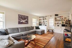 Smart TV, fireplace, books, stereo - Remodeled, Updated, Perfect Location Next to Downtown/PSU! (State College)
