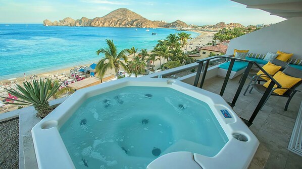 Outdoor spa tub - One Bedroom Executive Ocean front Guarantee (Cabo San Lucas)