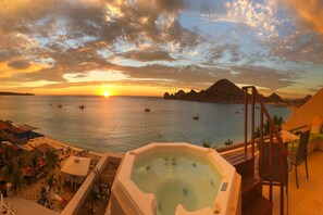 Outdoor spa tub - One Bedroom Executive Ocean front Guarantee (Cabo San Lucas)