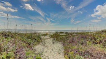 Playa en los alrededores y toallas de playa