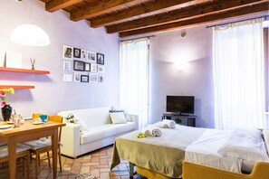 City Apartment, 1 Bedroom | Living area | Flat-screen TV - Domus Quattro Spade (Verona)