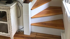 Eine Treppe mit Holzboden und einem Holuster.