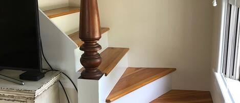 Eine Treppe mit Holzboden und einem Holuster.