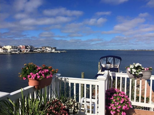 LBI Bayfront Beauty Brand New Hot Tub! Boat Slip Included! Two blocks to Beach!