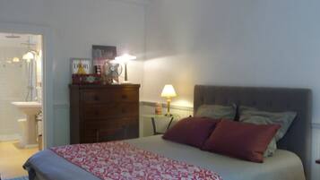 1 sovrum, individuell inredning, unika möbler och extrasÀngar