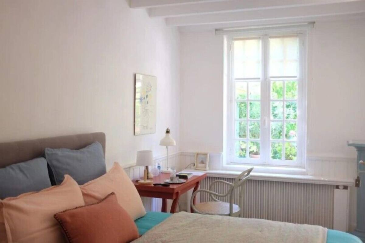 Room, Garden View