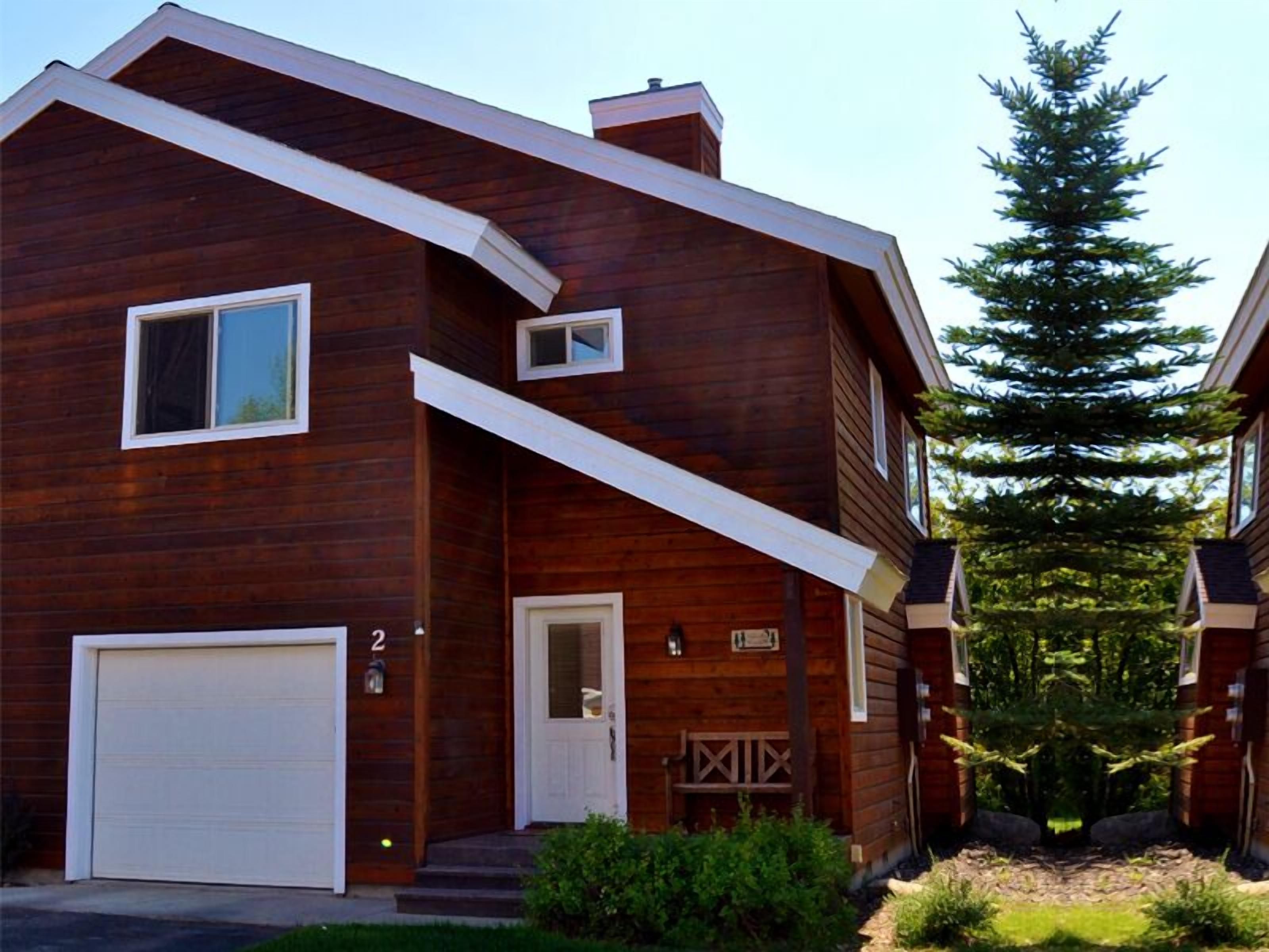 Great Townhome, Walk to Town, Right Near the Lake!