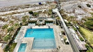 Vue aérienne d’un complexe hôtelier doté d’une piscine, d’un accès à la plage et offrant une vue sur l’océan.