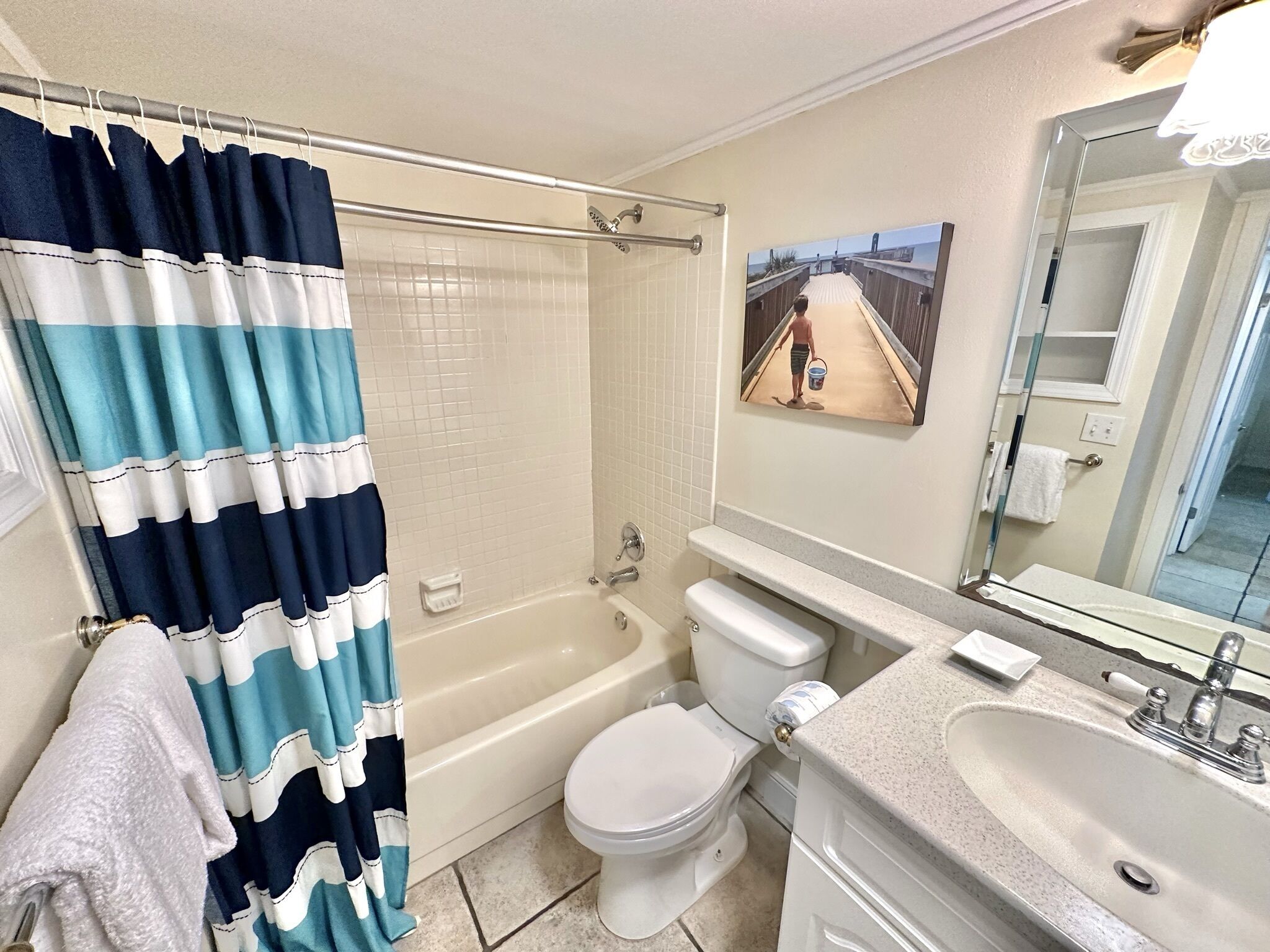 Ein Badezimmer mit Badewanne, Toilette, Waschbecken und Duschvorhang.