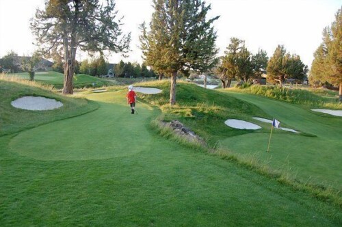 Creekside Retreat-1 Block to Splash Park and Pool, Private Hot tub