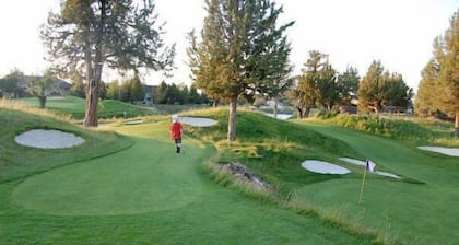 Creekside Retreat-1 Block to Splash Park and Pool, Private Hot tub