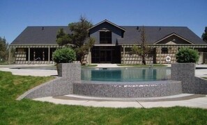 من حمّامات ا�لسباحة المغطاة، حمّام سباحة خارجي