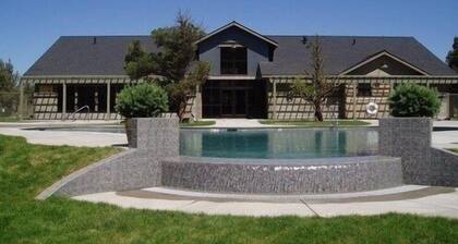 Creekside Retreat-1 Block to Splash Park and Pool, Private Hot tub