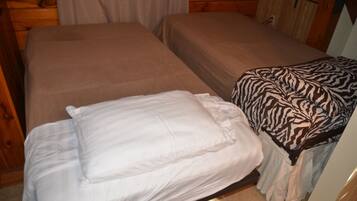 2 bedrooms, iron/ironing board, travel cot, free WiFi
