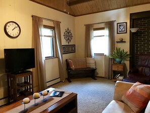 Smart TV, DVD player, books, video library - Clean, Fox Chapel Area, 20 Minutes from Downtown Pittsburgh
(Pittsburgh)