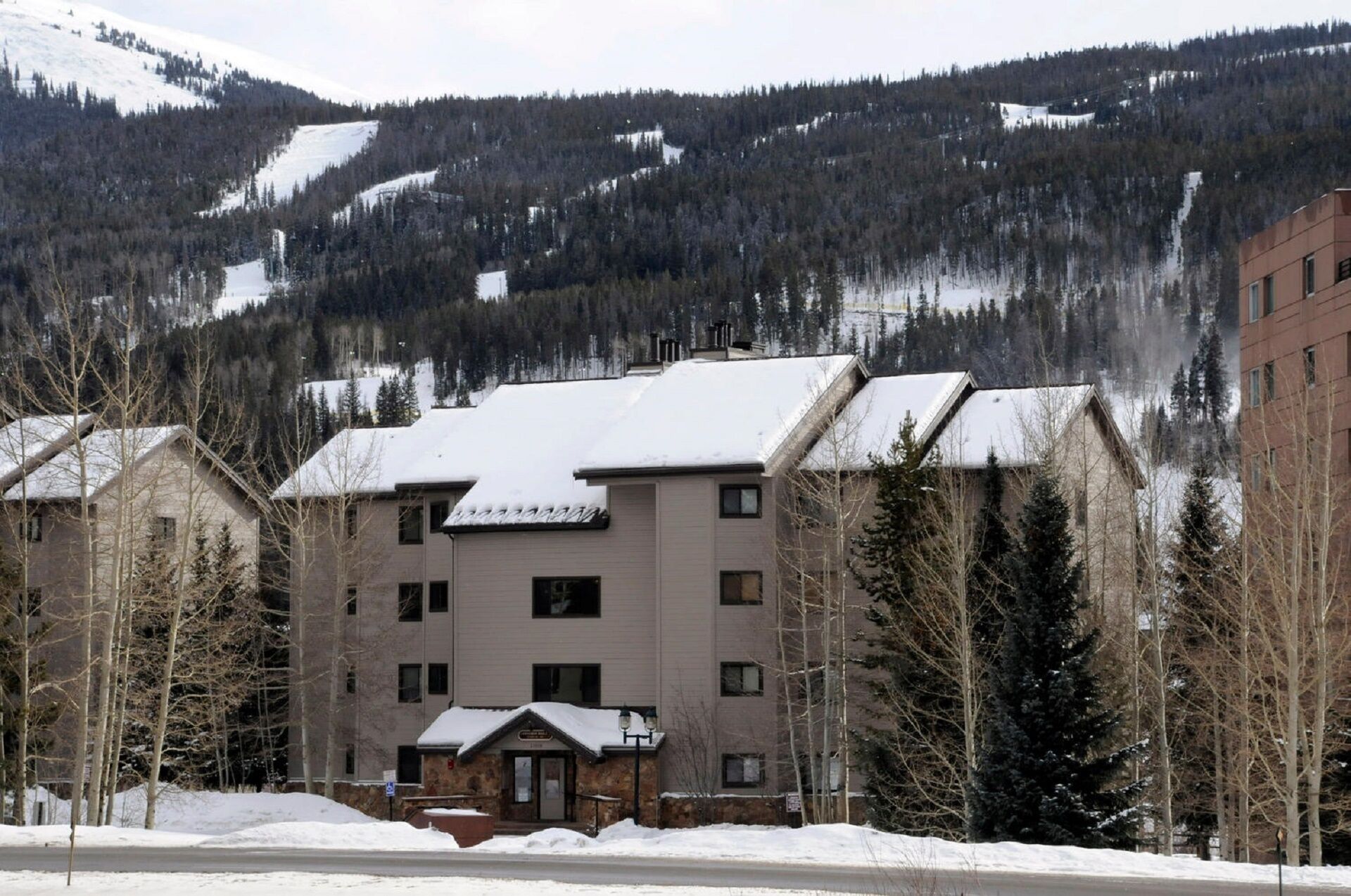 Large 3BR/3 Bath ski area condo, 1600 Sq. Ft.; 7 separate beds; Private. Hot Tub