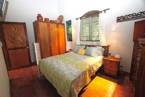 2 habitaciones, caja de seguridad en la habitación y escritorio 