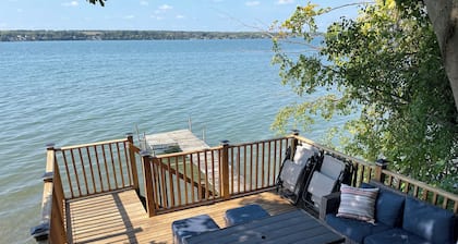 Spacious Lakefront Home for Large Groups, 2 Acres, Central AC, Kayaks, Boat Dock