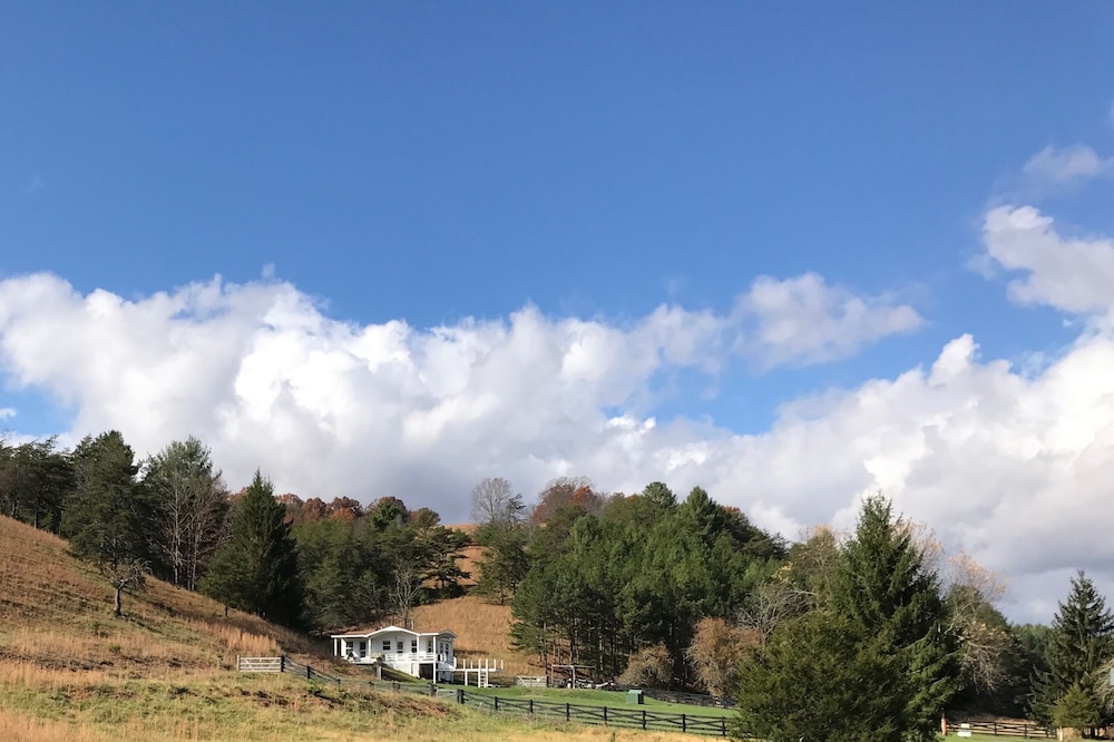 Peak fall leaf color is now! Cottage, Pool, 300 Acres of Blue Ridge Mountains.