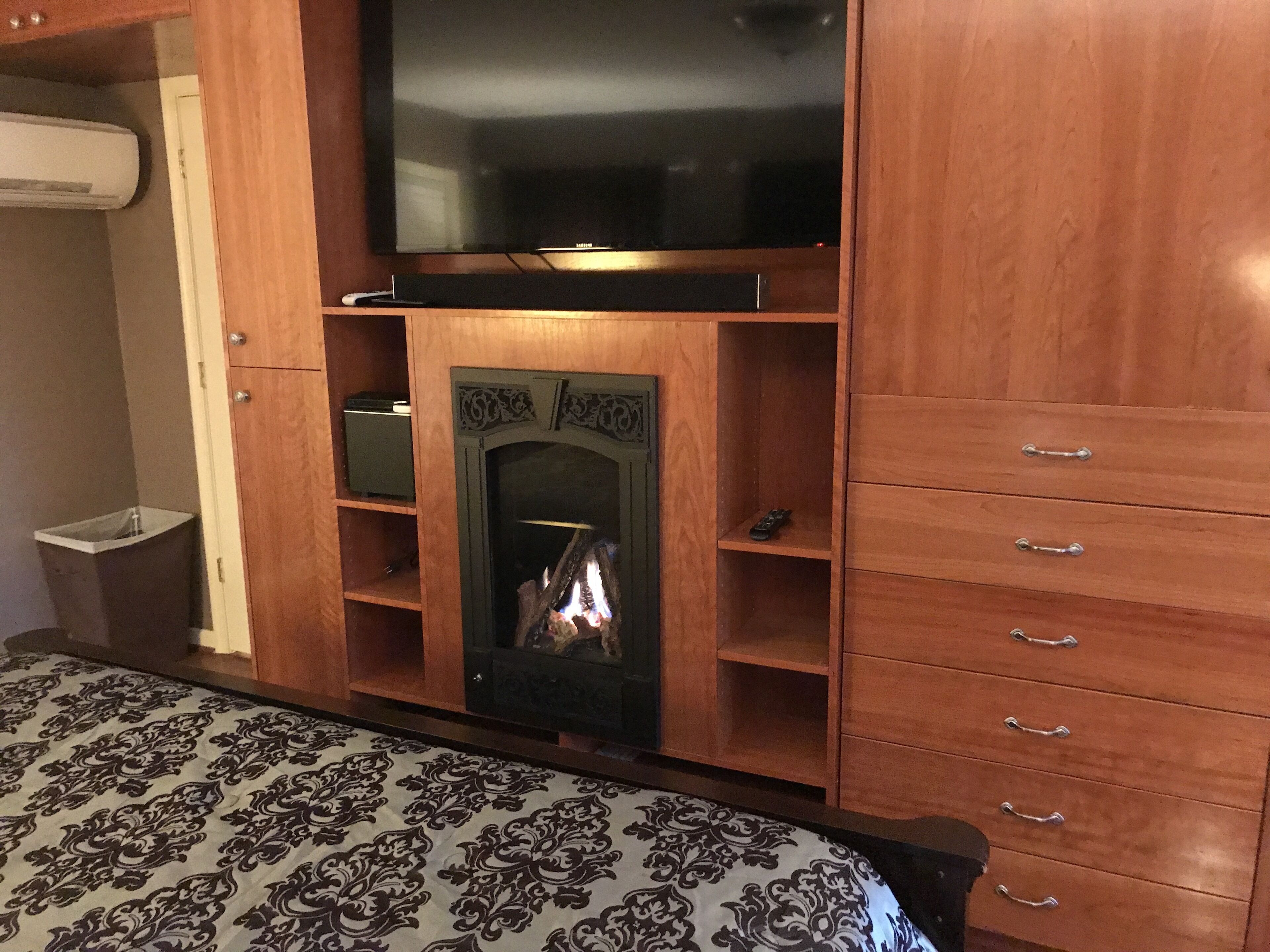 Peak fall leaf color is now! Cottage, Pool, 300 Acres of Blue Ridge Mountains. 