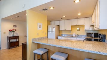 Réfrigérateur, micro-ondes, four, plaque de cuisson