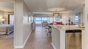 Un apartament espaiós amb cuina, zona de menjador i un dormitori.
