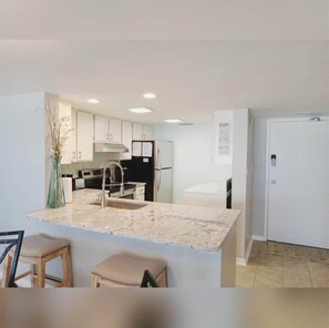 ثلاجة، ميكروويف، فرن، غسالة أطباق