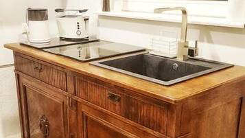 Apartemen | Dapur pribadi | Lemari es, kompor, mesin pembuat kopi/teh, dan ketel listrik