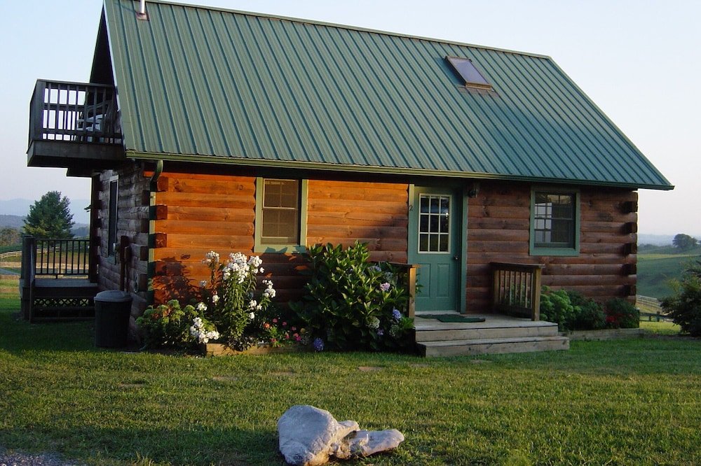 Lazy Acres Log Cabins on a beautiful farm 5m from downtown Lexington. VMI W&L 5m