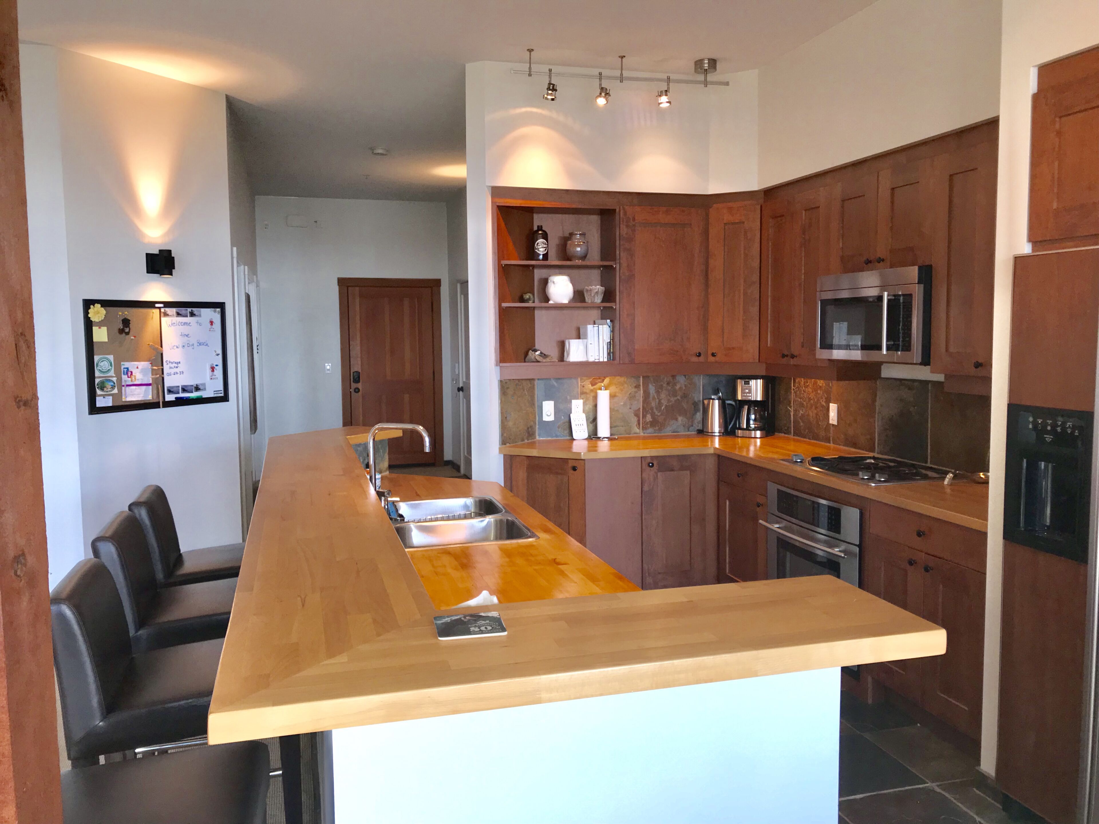 The View offers ocean views is close to town & Wild Pacific Trail