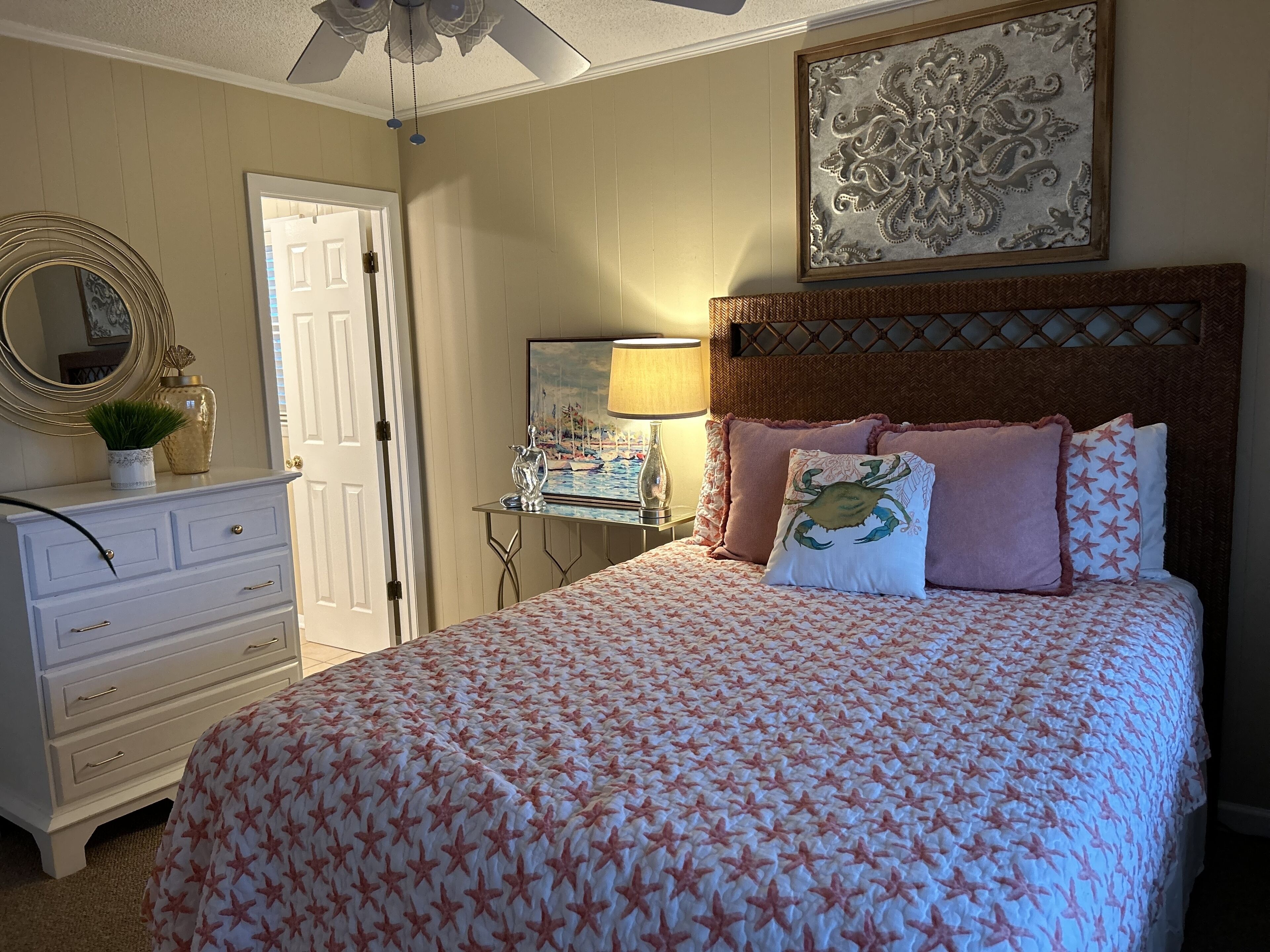 Weekly Rental With 3 Bedrooms, 2 Baths and a Boat Dock. Short Walk to Beach