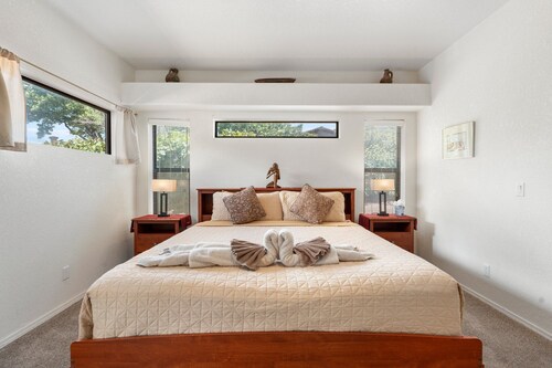 Vesiputous, viinirypäleet ja poreallas näkymillä - mukava talo myös!