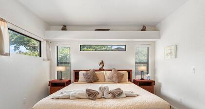 Vesiputous, viinirypäleet ja poreallas näkymillä - mukava talo myös!