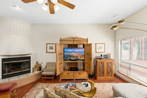 Smart TV, fireplace, DVD player, books - Waterfall, Grapevines and Hot Tub with Views - Nice House Too! (Sedona)