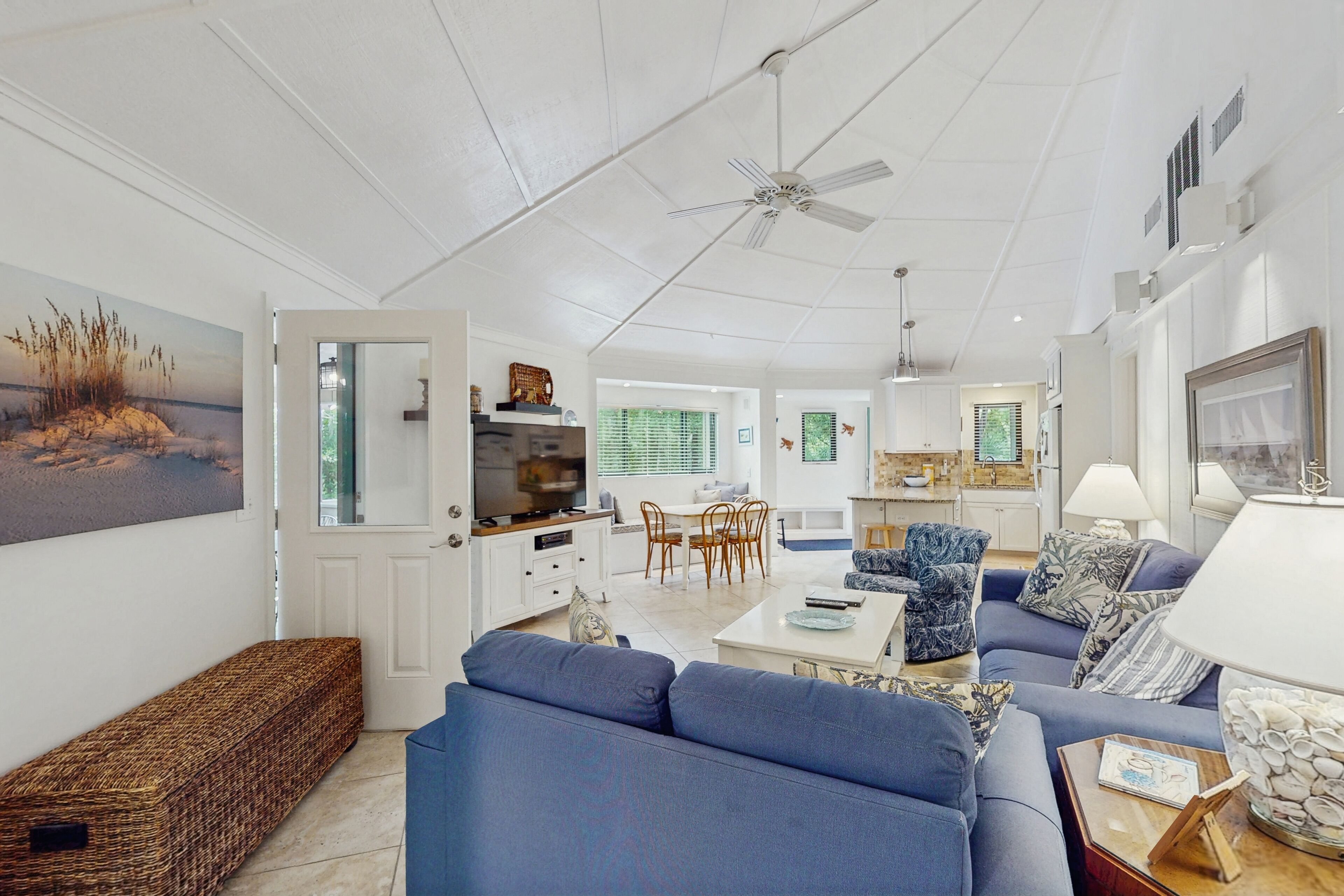 TV, DVD-spiller, bøker og stereoanlegg