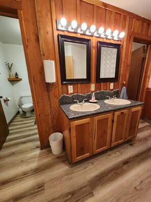 Bathtub, hair dryer, towels - Downing Mountain Lodge (Hamilton)