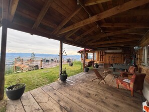 Outdoor dining - Downing Mountain Lodge (Hamilton)
