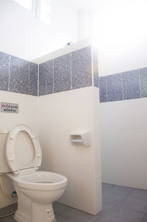 Suihku, ilmaiset hygieniatuotteet, pyyhkeet