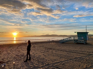 Perto da praia, espreguiçadeiras, toalhas de praia 
