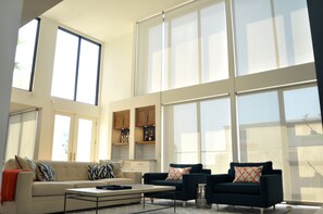 Smart TV, fireplace, DVD player, music library - Modern Beach Home - MDR/ Venice - Near Venice Pier (Marina del Rey)