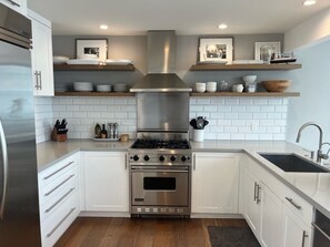 Fridge, microwave, oven, stovetop - Modern Beach Home - MDR/ Venice - Near Venice Pier (Marina del Rey)