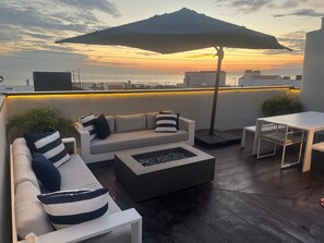 Outdoor dining - Modern Beach Home - MDR/ Venice - Near Venice Pier (Marina del Rey)