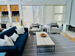 Smart TV, fireplace, DVD player, music library - Modern Beach Home - MDR/ Venice - Near Venice Pier (Marina del Rey)