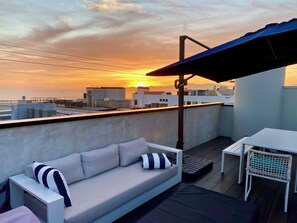 Outdoor dining - Modern Beach Home - MDR/ Venice - Near Venice Pier (Marina del Rey)