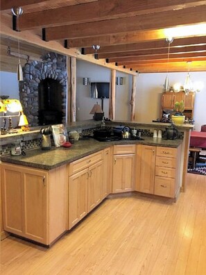 Microondas, lavavajillas, cafetera y tetera y utensilios de cocina 