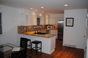 Kylskåp, mikrovågsugn och diskmaskin